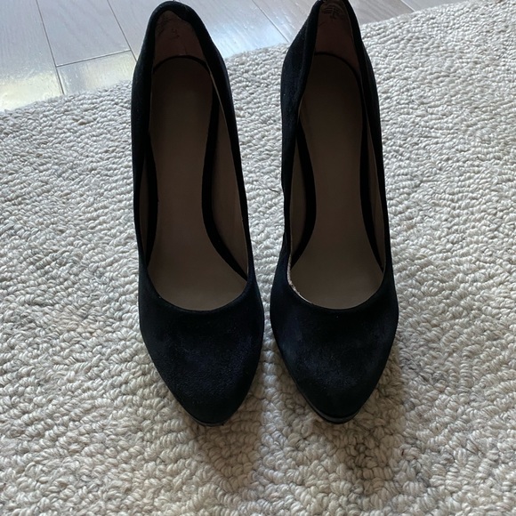 Nine West Black suede platform heels size 6.5.  Heel is a synthetic leather. - Picture 7 of 7